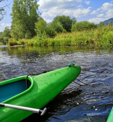 Kanutour Moldau: Kanus im Wasser